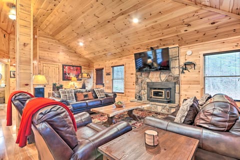 Luxe Cabin w/ Hot Tub, Theater, Pool Table, Arcade House in Pigeon Forge