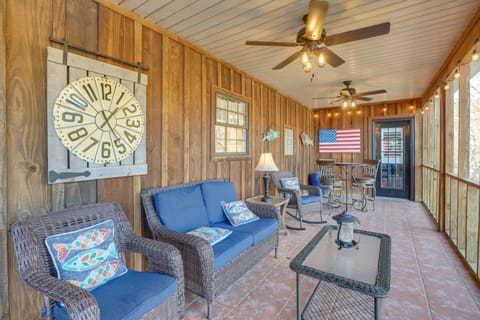 Waterfront Lay Lake Retreat w/ Dock & 3 Piers! House in Alabama