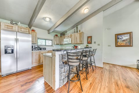 Spacious Ruidoso Retreat: Game Room & Pool Access! Apartment in Ruidoso