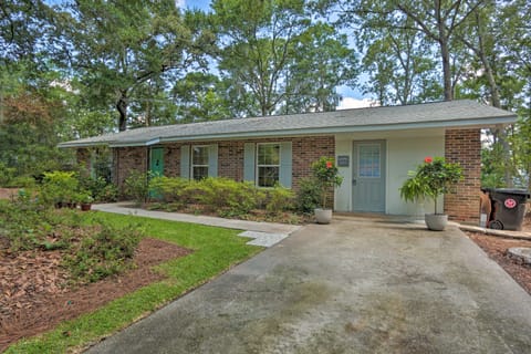 Downtown Home w/ Yard & BBQ - 6 Mi to Downtown! House in Beaufort