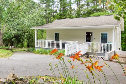 4 Mi to Main Street: Petite Weaverville Escape! House in Buncombe County