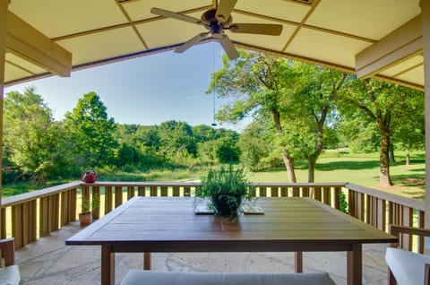 Tranquil Mid-Century Modern Cottage w/ Forest View Cottage in Cherokee Village