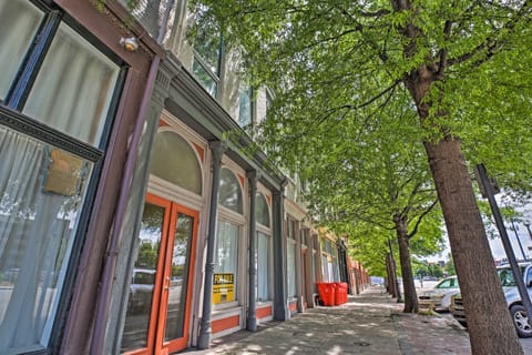 Nulu Art District Loft: Walk to Dtwn Distilleries! Apartment in Louisville