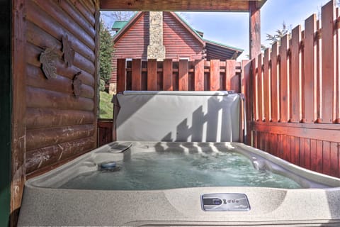 3 Mi to Dollywood: Hot Tub Hideaway in Smoky Mtns House in Pigeon Forge