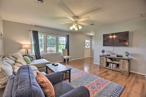 Family-Friendly Getaway w/ Fire Pit & 2 Kayaks! House in Bridgewater