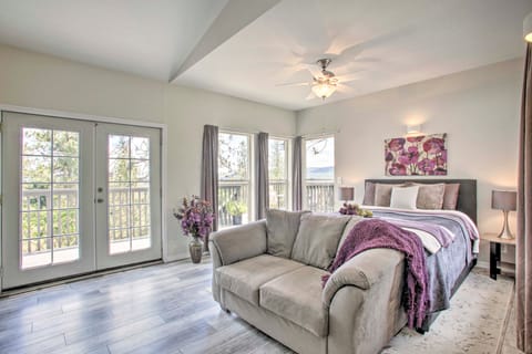 Nine Mile Falls Hideaway: Scenic Retreat on River Apartment in Washington