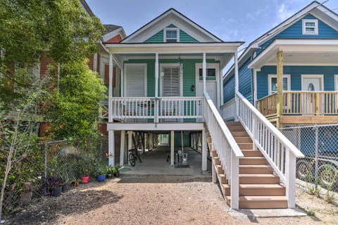 Apartment ~ 1 Mile to Historic Pleasure Pier! Apartment in Galveston Island