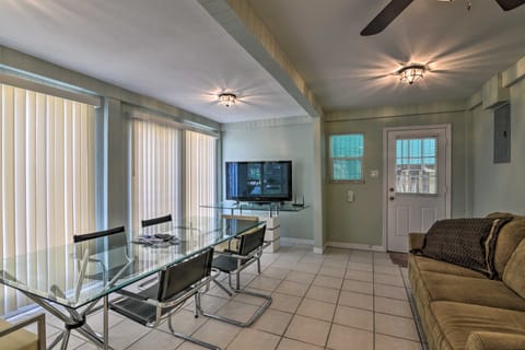 Apartment ~ 1 Mile to Historic Pleasure Pier! Apartment in Galveston Island