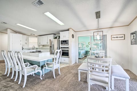 Boat Dock & Porch: Riverfront Retreat in Homosassa House in Homosassa