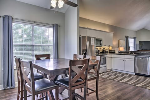 Unwind Fireside! Condo 4 Mi to Branson Strip Apartment in Branson