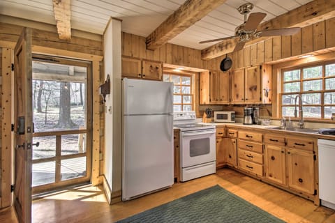 ‘Riversong’ Cabin w/ Fire Pit on North River House in Shenandoah Valley
