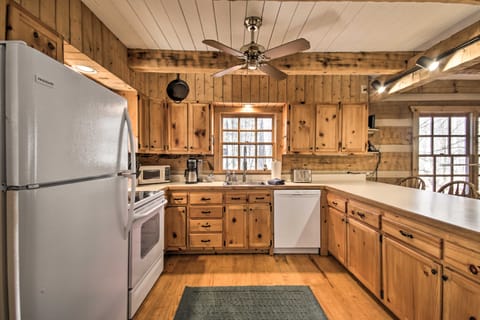 ‘Riversong’ Cabin w/ Fire Pit on North River House in Shenandoah Valley