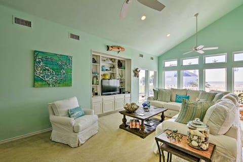 1 Block to Beach: Family Getaway in Galveston! House in Hitchcock