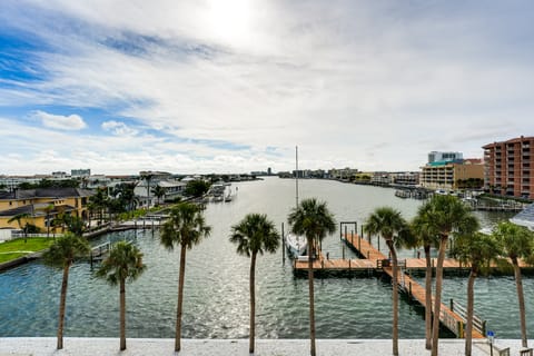 2 Blocks to Clearwater Beach: Walkable Coastal Gem Apartment in Clearwater Beach