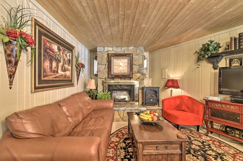 Walk to Ski & Trails: All-Season Angel Fire Escape Apartment in Angel Fire