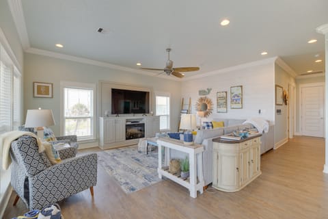 Steps to Crystal Beach: Gem w/ Ocean-View Deck! House in Crystal Beach