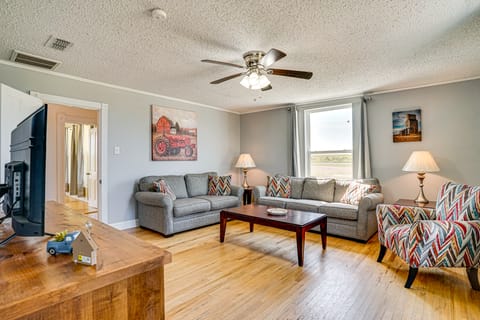 Decatur Farmhouse Getaway w/ Deck & Backyard House in Texas