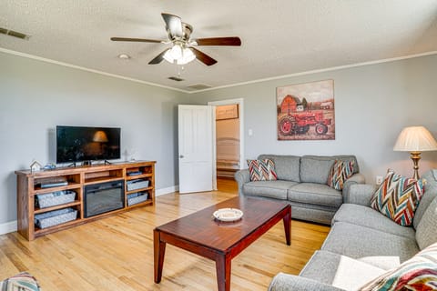 Decatur Farmhouse Getaway w/ Deck & Backyard House in Texas