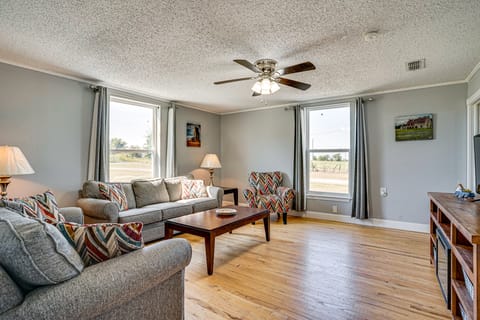 Decatur Farmhouse Getaway w/ Deck & Backyard House in Texas