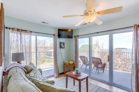 Waterfront Bass Island Retreat w/ Balcony + TV Apartment in Lake Erie