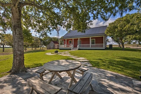 Peaceful Schulenburg Farmhouse w/ Fire Pit & Games House in Texas
