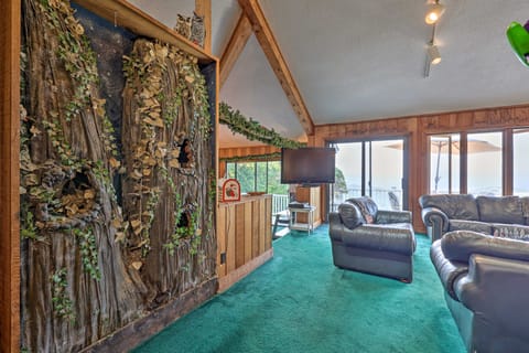 Retro Beech Mountain Home - 2 Mi to Skiing! House in Beech Mountain