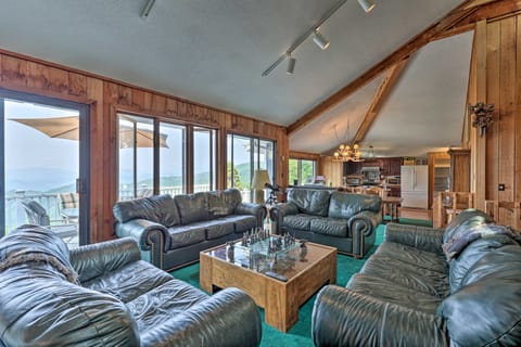 Retro Beech Mountain Home - 2 Mi to Skiing! House in Beech Mountain