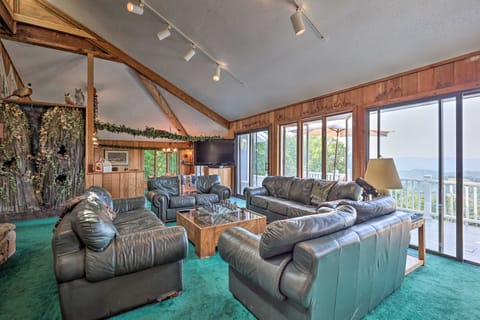 Retro Beech Mountain Home - 2 Mi to Skiing! House in Beech Mountain