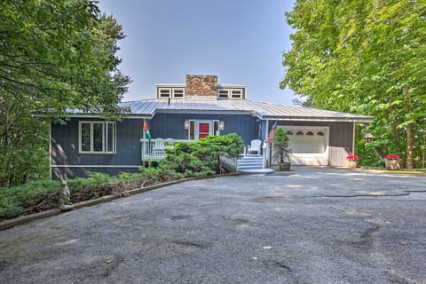 Retro Beech Mountain Home - 2 Mi to Skiing! House in Beech Mountain