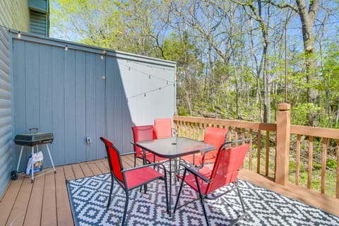 Relax Fireside! Home 8 Mi to Silver Dollar City Apartment in Branson