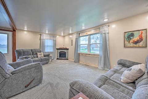 'Rise and Shine Farm' in Goshen w/ BBQ & Fire Pit! House in Indiana