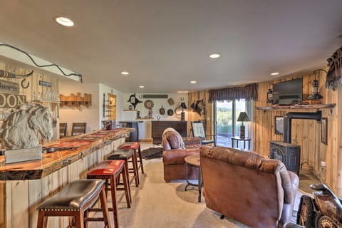 Deck, Bar & Mtn Views: Grand Granby Retreat! House in Granby