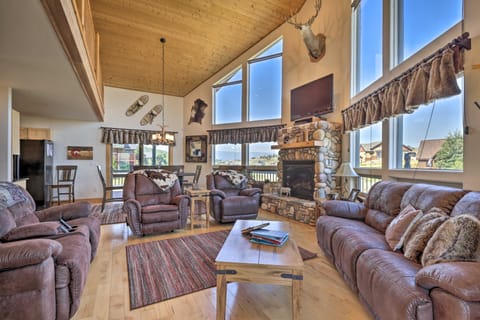 Deck, Bar & Mtn Views: Grand Granby Retreat! House in Granby
