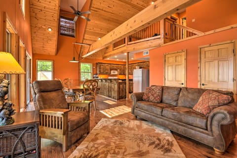Spacious Log Cabin w/ Fire Pit & Game Room! House in Table Rock Lake