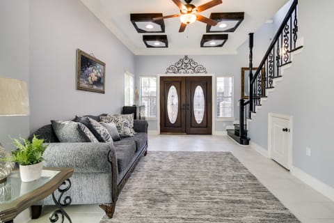 Luxe Southwest Houston Home w/ Balconies & Patio! House in Houston