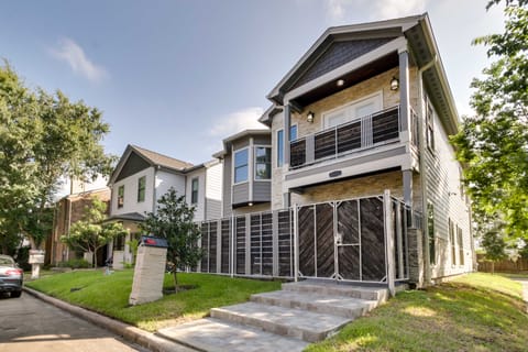 Luxe Southwest Houston Home w/ Balconies & Patio! House in Houston