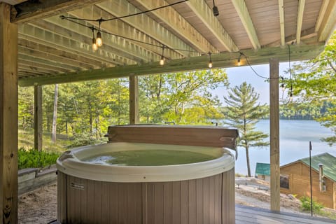 Hot Tub, Sauna, Fireplace, Dock! Lake Honor Cabin House in Lake Township