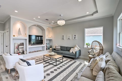 Walk to Crystal Beach: Chic Family Retreat w/ Deck House in Bolivar Peninsula