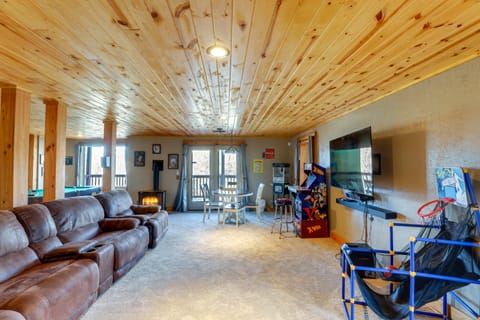 Hot Tub & Game Room: Powderhorn Mountain Cabin House in Watauga