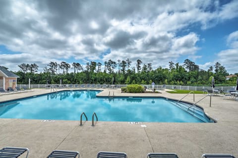 Resort Amenity Access: Chic Myrtle Beach Condo! Apartment in Carolina Forest