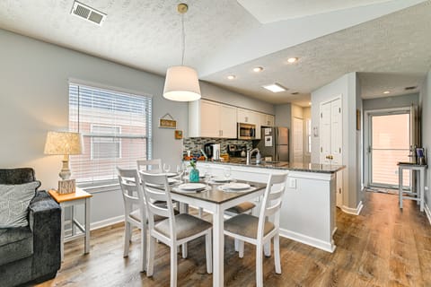 Resort Amenity Access: Chic Myrtle Beach Condo! Apartment in Carolina Forest