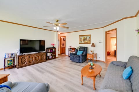 Warm & Inviting Family Home - 2 Mi to Golf Course! House in Tennessee