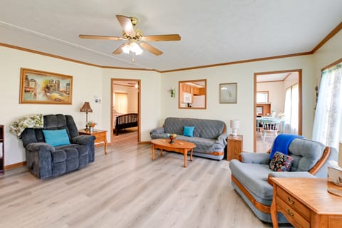 Warm & Inviting Family Home - 2 Mi to Golf Course! House in Tennessee