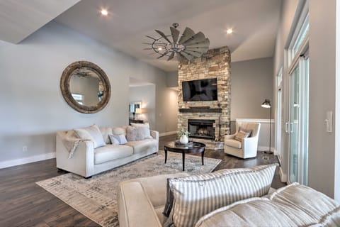 Boat Dock, Game Room! Multi-Level Osage Beach Home House in Osage Beach