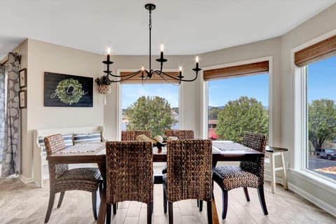 Pool & Dock Access: Lakefront Hot Springs Condo! Apartment in Lake Hamilton