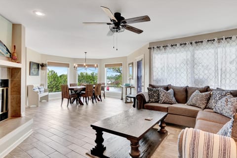 Pool & Dock Access: Lakefront Hot Springs Condo! Apartment in Lake Hamilton