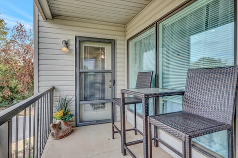 Pool & Dock Access: Lakefront Hot Springs Condo! Apartment in Lake Hamilton
