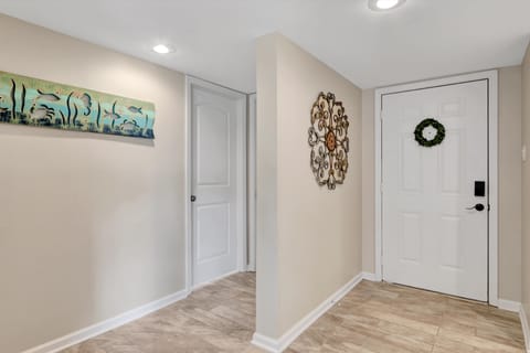 Pool & Dock Access: Lakefront Hot Springs Condo! Apartment in Lake Hamilton