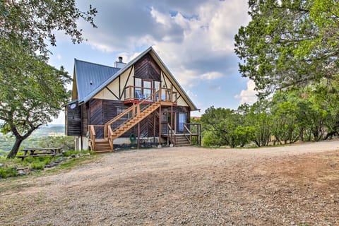 Scenic Hilltop Hideaway, Mins to River & Lake House in Canyon Lake