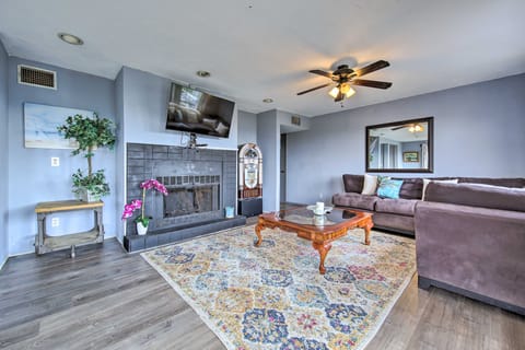 Scenic Hilltop Hideaway, Mins to River & Lake House in Canyon Lake